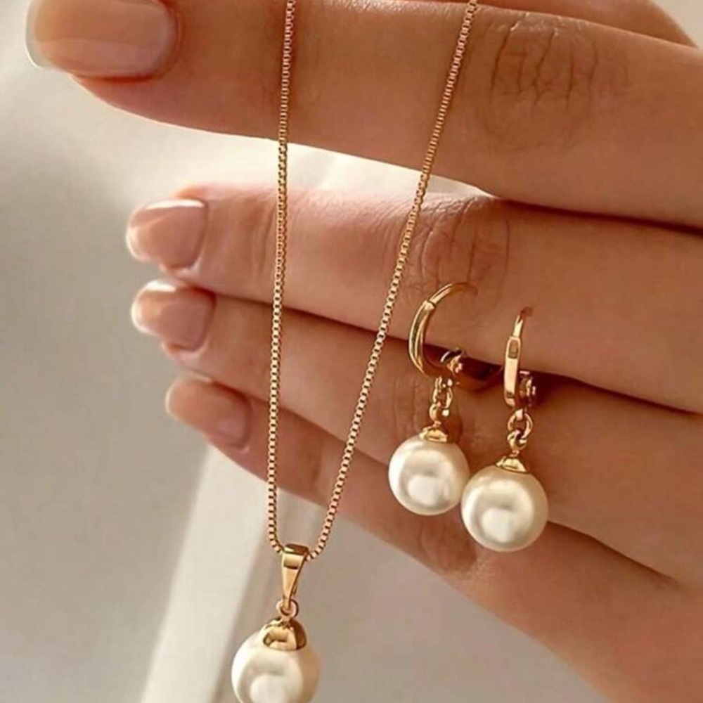 Elegant Gold and Pearl Necklace Set - Picture 2 of 7